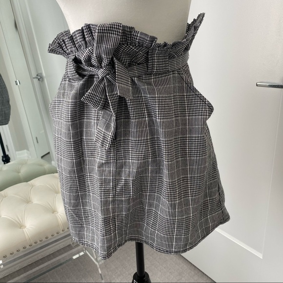 ⛄️ White and Grey High Waisted Plaid Skirt​​​​​ - Picture 3 of 7